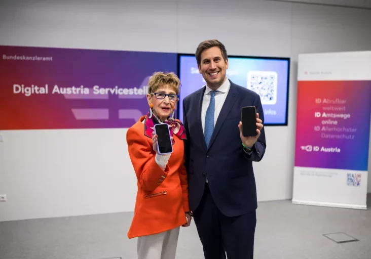 Pröll mit Seniorenbundchefin Ingrid Korosec: Servicestelle Digital Austria bietet Beratung für Senioren. Foto: BKA/Christopher Dunker