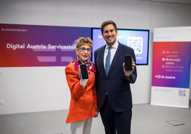 Pröll mit Seniorenbundchefin Ingrid Korosec: Servicestelle Digital Austria bietet Beratung für Senioren. Foto: BKA/Christopher Dunker