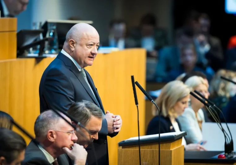 Das Vertrauen der Österreicherinnen und Österreicher in das Parlament und in die Regierung liegt deutlich über dem Durschnitt der EU-Staaten. Im Bild Bundeskanzler Christian Stocker bei der Regierungserklärung vor dem Nationalrat im März. Foto: BKA/Christopher Dunker