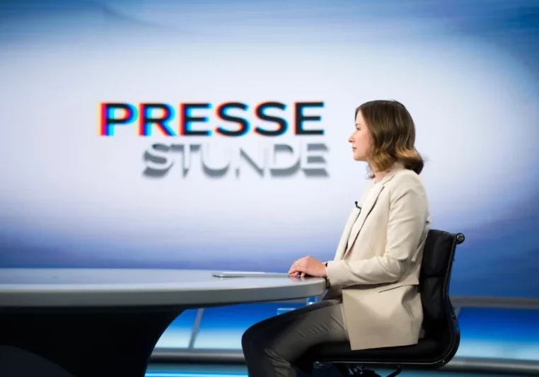 In der ORF-„Pressestunde“ skizzierte Integrationsministerin Claudia Plakolm erstmals ihren Plan für ein Kopftuch bei jungen Mädchen. Foto: BKA/Christopher Dunker