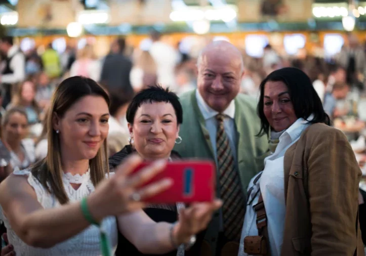 Das ÖVP-Regierungsteam mit Bundeskanzler Christian Stocker geht auf Österreich-Tour. Den Auftakt bildete das Gauder Fest im Zillertal. Foto: BKA/Christopher Dunker