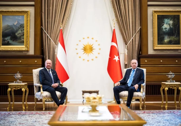 Betonten die gemeinsame Zusammenarbeit. Kanzler Christian Stocker traf am Montag in Ankara Recep Erdoğan. Foto: BKA/Christopher Dunker