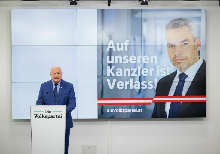 Bundeskanzler und Bundesregierung arbeiten an Unterstützung und Perspektiven für die Mitarbeiter von Kika/Leiner, sagte ÖVP-Generalsekretär Christian Stocker. Vorwürfe und Forderungen der SPÖ etwa für Job-Garantien konterte Stocker mit Verweis auf Konsum- und Bawag-Pleiten und mit Ablehnung von marxistischen Ideen. Foto: ÖVP
