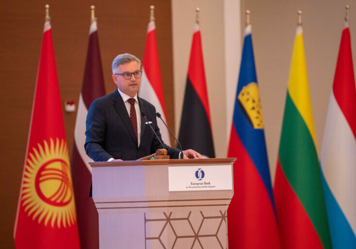 Europa stellt 25 Milliarden Euro für den Wiederaufbau der Ukraine zur Verfügung. Der Schritt erfolgt über eine Kapitalerhöhung der Europäischen Bank für Wiederaufbau. Diese hält noch heute in Usbekistan unter Vorsitz von Finanzminister Magnus Brunner ihre Jahrestagung ab. Geladen sind 2200 Teilnehmer aus 71 Staaten. Foto: EBRD