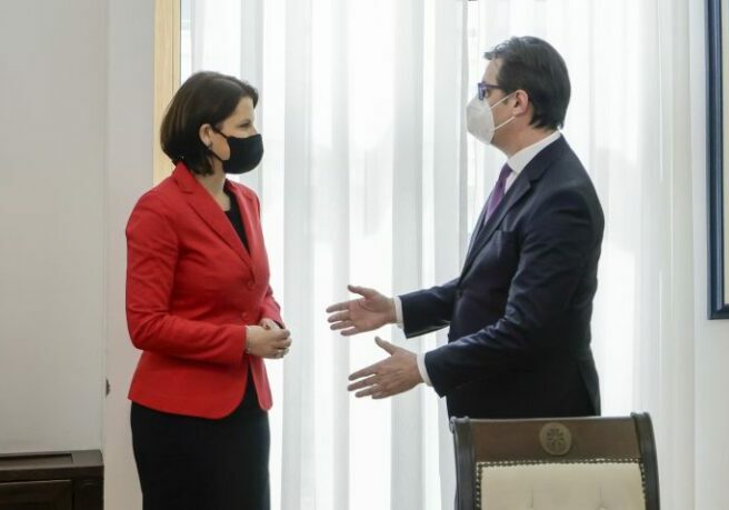Karoline Edtstadler trifft den Staatspräsidenten Nordmazedoniens Stevo Pendarovski. Foto: BKA