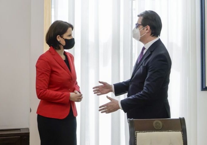 Karoline Edtstadler trifft den Staatspräsidenten Nordmazedoniens Stevo Pendarovski. Foto: BKA