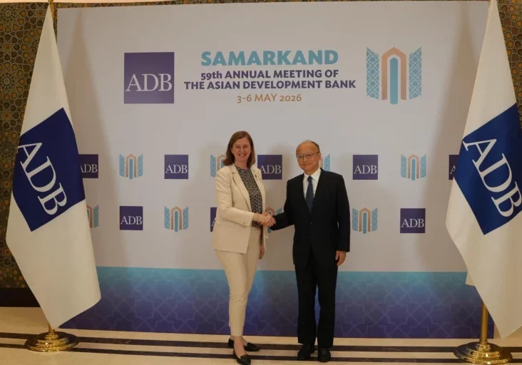 Finanz-Staatssekretärin Barbara Eibinger-Miedl mit Masato Kanda, Präsident der Asian Development Bank, beim Gipfel der Bank in Samarkand (Usbekistan) an der Seidenstraße. Fotos: BMF / Schönleitner