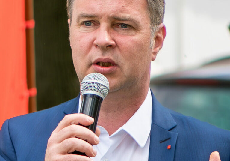Er polarisiert, ruft Kritiker auf den Plan und sorgt für Parteiaustritte. Die SPÖ kommt auch unter dem neuen Parteichef, Bundesrat und Bürgermeister Andreas Babler, nicht zur Ruhe. Foto: Wikipedia/ Ekrem Canli
