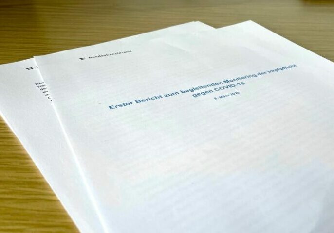 Erster Bericht zum begleitenden Monitoring der Impfpflicht gegen COVID-19 vom 8. März 2022. Foto: Michael Tögel