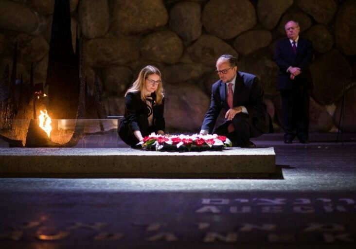 Im Zuge ihrer Dienstreise nach Israel besuchten Wirtschaftsministerin Margarete Schramböck und Außenminister Alexander Schallenberg die Holocaust-Gedenkstätte Yad Vashem. Screenshot: Twitter / Alexander Schallenberg