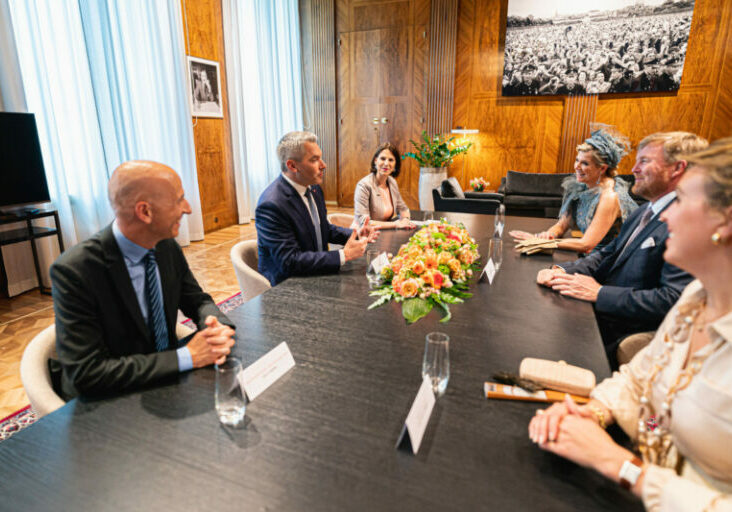 Mit einem Gespräch im Bundeskanzleramt - mit Bundeskanzler Karl Nehammer, Arbeitsminister Martin Kocher und Europa-Ministerin Karoline Edtstadler - setzte das niederländische Königspaar Willem-Alexander und Maxima den Österreich-Besuch am Dienstag fort. Ein Thema der Unterredung: Österreichs Unterstützung für ein Holocaust-Museum in Amsterdam. Foto: BKA / Schrötter