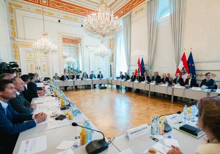 die Bundesregierung Expertinnen und Experten sowie die zuständigen Ministerinnen und Minister zu einem Mikrochips-Gipfel. Foto: Schrötter/BKA