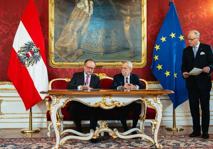 Am 10. Jänner 2025 wurde Bundeskanzler Alexander Schallenberg (l.) von Bundespräsident Alexander Van der Bellen (m.) mit der Fortführung der Verwaltung des Bundeskanzleramtes und dem Vorsitz in der einstweiligen Bundesregierung betraut.