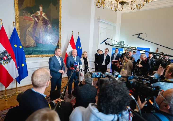 Erster Ministerrat der Dreier-Koalition: Bundeskanzler Christian Stocker, Vizekanzler Andreas Babler und Außenministerin Beate Meinl-Reisinger. Foto: Florian Schrötter