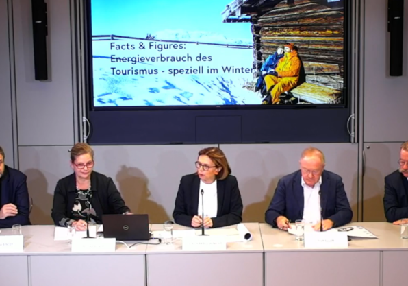 Über "Facts & Figures: Energieverbrauch des Tourismus" informierte Tourismus-Staatssekretärin Susanne Kraus-Winkler (M) mit (v.l.n.r) Steffen Hahn (Labstelle Wien), Monika Mörth (Geschäftsführerin Umweltbundesamt), Erich Egger (Vorstand der Schmittenhöhebahn,Salzbzurg) und Frank Bläuel (Geschäftsführer Hotel Tulbingerkogel, NÖ). Foto: Screen Facebook