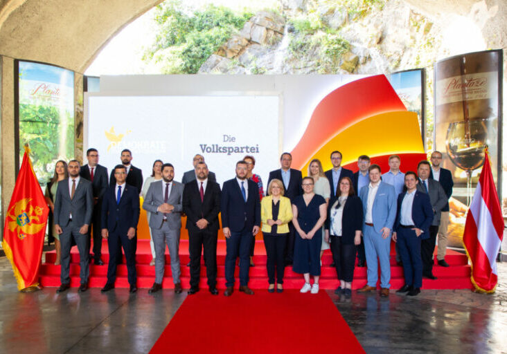 Die Präsidentin der Politischen Akademie, Bettina Rausch (vorne, Mitte) mit der Führung der Demokratischen Bewegung Montenegros. Foto: PolAk