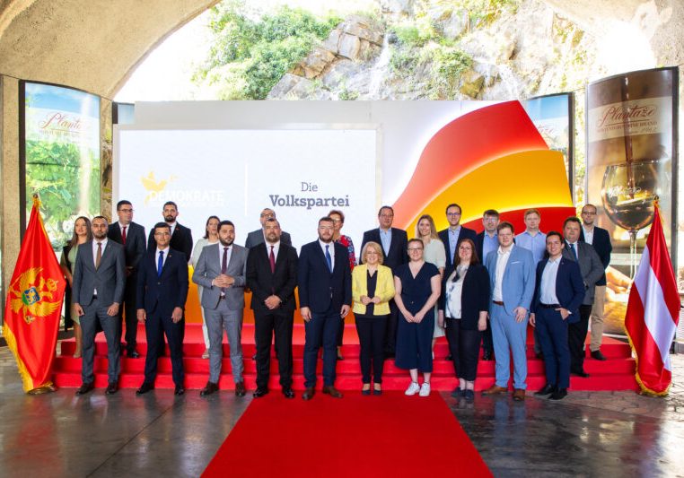 Die Präsidentin der Politischen Akademie, Bettina Rausch (vorne, Mitte) mit der Führung der Demokratischen Bewegung Montenegros. Foto: PolAk