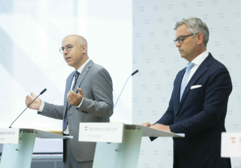 Das WIFO kritisiert, aber lobt auch, wenn die Maßnahmen stimmen. Diesmal kommt das Lob für die Abschaffung der Kalten Progression. WIFO-Chef Gabriel Felbermayr (l.) mit Finanzminister Magnus Brunner (r.) bei der Präsentation des Gesetzesentwurfes. Foto: BKA / Dunker