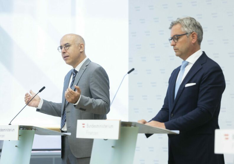 Das WIFO kritisiert, aber lobt auch, wenn die Maßnahmen stimmen. Diesmal kommt das Lob für die Abschaffung der Kalten Progression. WIFO-Chef Gabriel Felbermayr (l.) mit Finanzminister Magnus Brunner (r.) bei der Präsentation des Gesetzesentwurfes. Foto: BKA / Dunker
