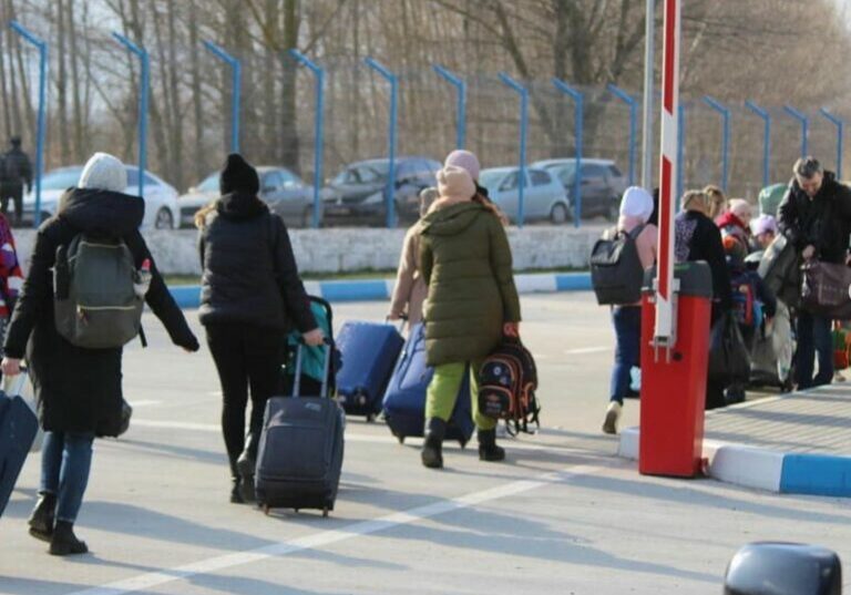 Der Zustrom an Flüchtlingen wird schwächer, ab März (Bild) flüchteten Millionen Menschen, vor allem Frauen, aus der Ukraine. Foto: UNHCR/Marin Bogonovschi