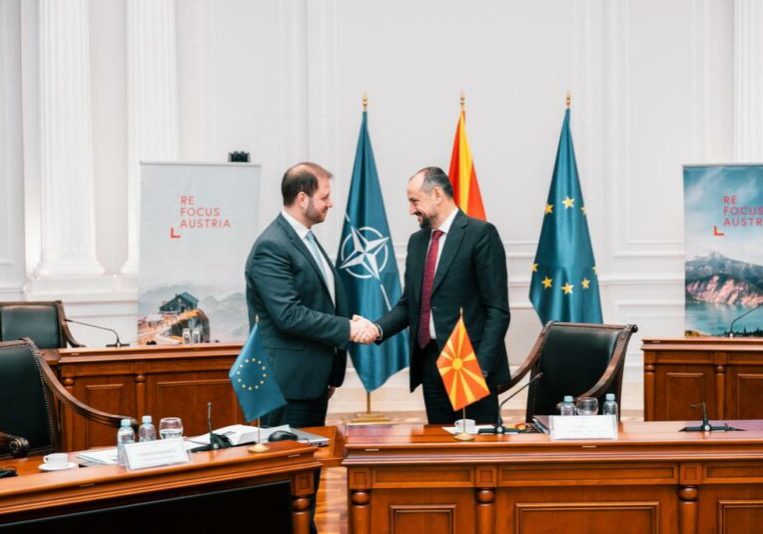 Auf Vorschlag von Europaabgeordneten und ÖVP-Burgenland Obmann Christian Sagartz (li. mit Vize-Premier Fatmir Bytyqi) besuchte eine Wirtschaftsdelegation aus dem Burgenland für drei Tage Nordmazedonien. Im Fokus der Reise standen die EU-Beitrittsverhandlungen und Investitionen in erneuerbare Energie. Foto: EVP