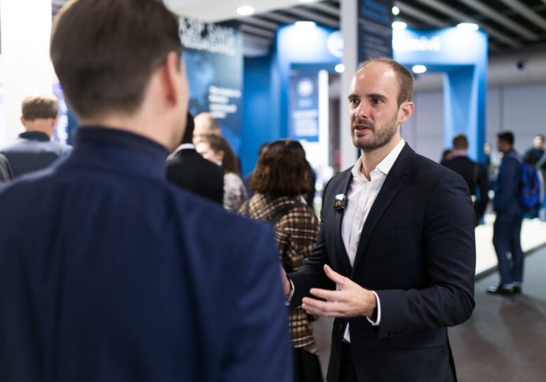 Auf der MWC freut sich Staatssekretär Florian Tursky vor allem darüber Innovationen "Made in Austria" vor den Vorhang zu holen. Österreich sei ein Mobilfunkland und daher gäbe es viel Potenzial, bekräftigt Tursky. Foto: BKA / Christopher Dunker