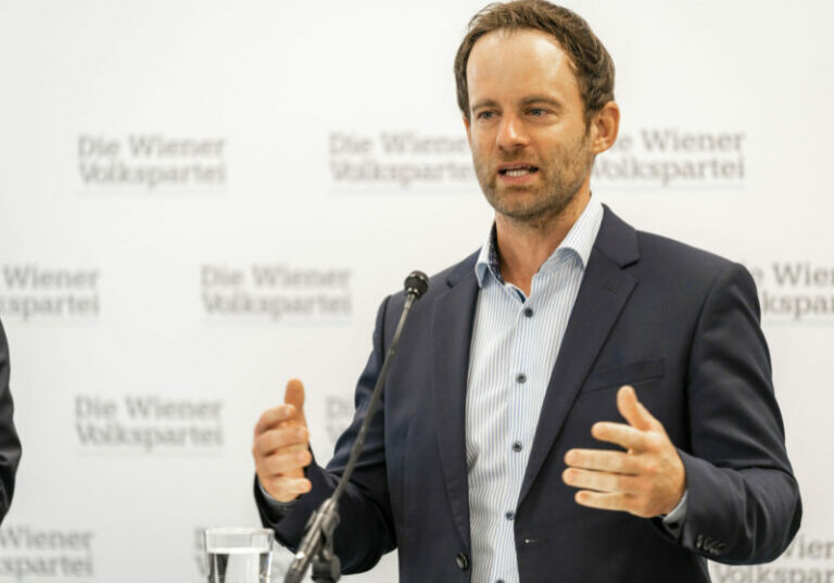 "Die Regeln für die Einbürgerungen sollen gut durchdacht sein und sicherstellen, dass der Einbürgerungsprozess erst am Ende einer erfolgreichen Integration steht", so Wiener ÖVP-Klubobmann Markus Wölbitsch. Es dürfe nicht zu einer Entwertung der Staatsbürgerschaft kommen, daher forderte die Wiener Volkspartei einen Sonderlandtag zu diesem Thema. Foto: ÖVP Rathausklub / Smesnik