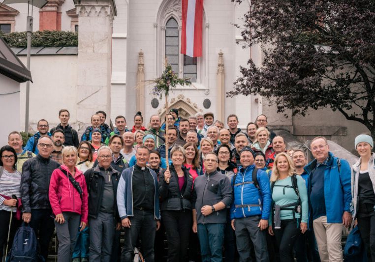 Am Ziel der Wallfahrt: Klubobmann August Wöginger und Peter Schipka (Mitte, links) mit einem Teil der Wallfahrer vor der Basilika Mariazell. Foto: Garima Smesnik
