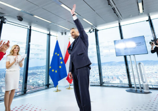 Bei seiner Rede zur Zukunft der Nation erntete Kanzler Karl Nehammer reichlich Applaus. BM Edstadler lobte seine Bestrebungen in Sachen Klimaschutz. Foto: Glaser
