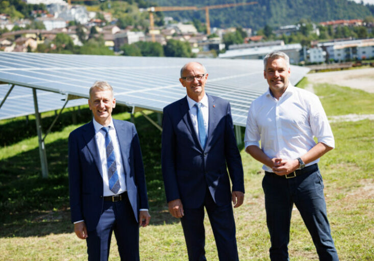 Die Unternehmenstochter TINEXT wurde letztes Jahr gegründet, um innovative Energieprojekte abseits der Wasserkraft unter einem Dach zu bündeln und voranzutreiben. Jetzt ist das erste Projekt umgesetzt: In Jenbach wurde in knapp drei Monaten Bauzeit eine der größten Photovoltaikanlagen in Westösterreich errichtet. Foto: Jakob Glaser