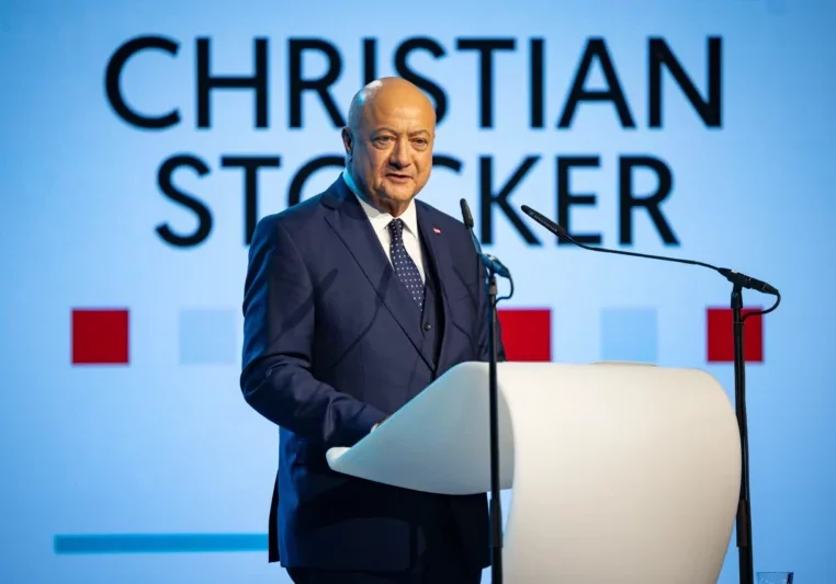 Ruhig und mit bedachter Wortwahl hielt Bundeskanzler Christian Stocker in Klagenfurt seine Aschermittwochsrede.. Foto: Jakob Glaser