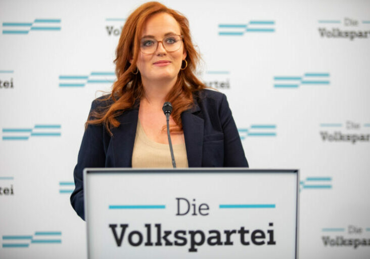Am Mittwoch lud ÖVP-Generalsekretärin, Laura Sachslehner, zu einer weiteren Pressekonferenz zu den „Scheinheiligkeiten der SPÖ“. Dieses Mal ging es neben den Gebührenerhöhungen in Wien auch um das Burgenland und den Landeshauptmann Doskozil. Foto: ÖVP