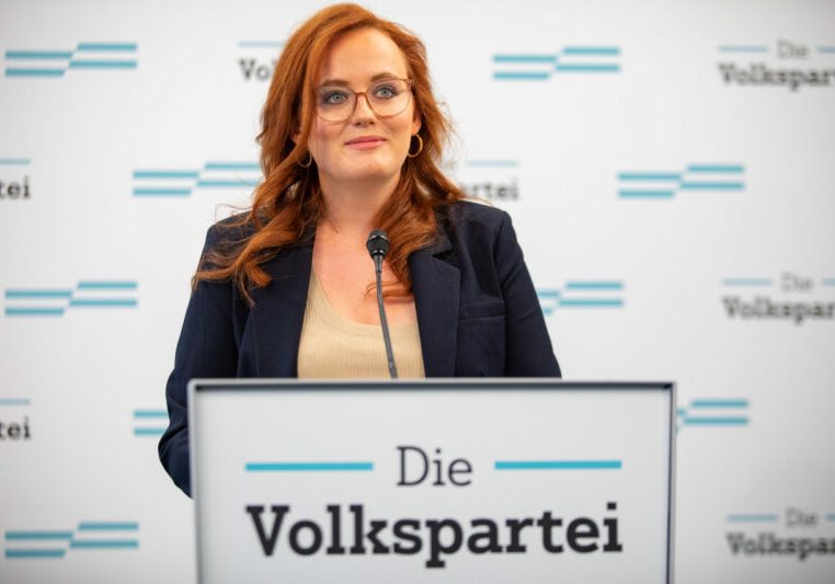 Am Mittwoch lud ÖVP-Generalsekretärin, Laura Sachslehner, zu einer weiteren Pressekonferenz zu den „Scheinheiligkeiten der SPÖ“. Dieses Mal ging es neben den Gebührenerhöhungen in Wien auch um das Burgenland und den Landeshauptmann Doskozil. Foto: ÖVP