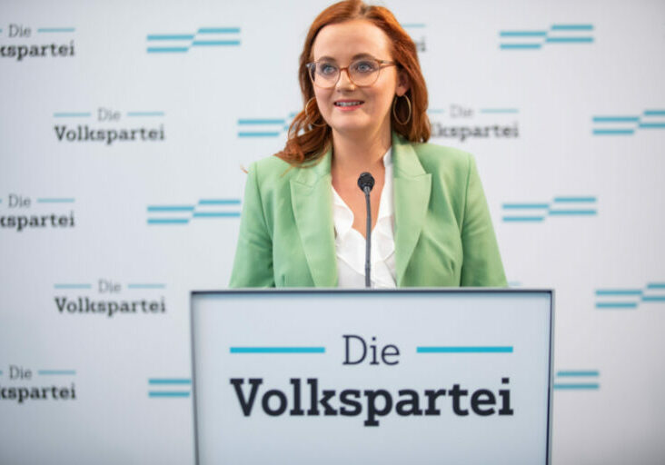 ÖVP-Generalsekretärin Laura Sachslehner vermisst bei den Neos vor allem eines: Transparenz. Deren Doppelmoral gehöre aufgezeigt, so Sachslehner. Foto: ÖVP