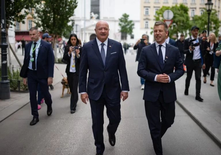 Abseits des Sitzungssaales: Kanzler Stocker spazierte mit Ungarns neuen Premier Magyar durch die Wiener Innenstadt. Foto: Jakob Glaser