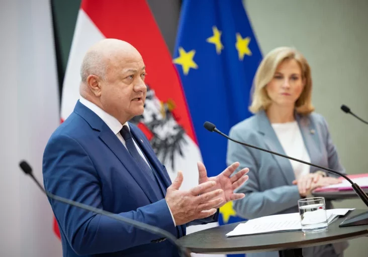 Christian Stocker, Bundesparteiobmann und Verhandlungsführer der ÖVP, erläuterte der Öffentlichkeit, wie die Koalition aus drei Parteien zustandekam: Durch Gespräch und Kompromiss, einer erfolgreichen österreichischen Tradition. Fotos: ÖVP