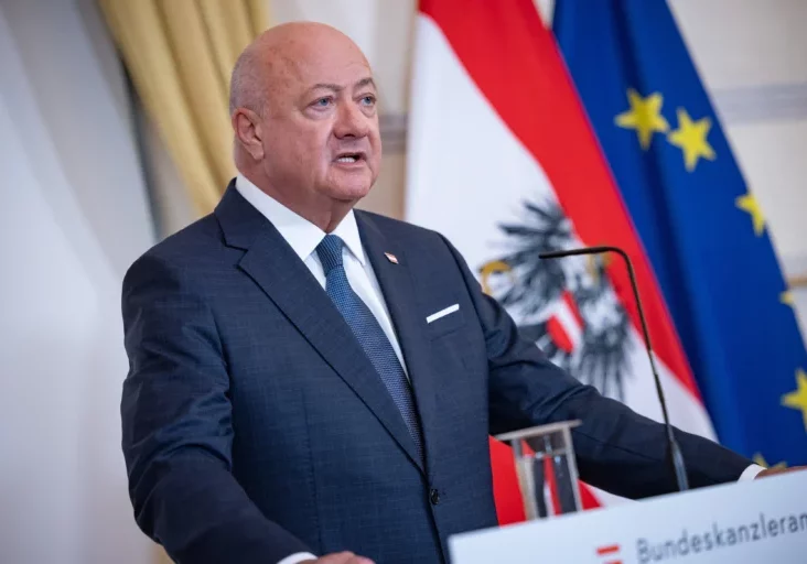 Österreich gedenkt des Kriegsendes – und Bundeskanzler Christian Stocker nennt die Lehren aus der Geschichte und die Herausforderungen der Gegenwart (das Bild zeigt Kanzler Stocker im März 2026, die Rede wurde per Video präsentiert). Foto: Jakob Glaser