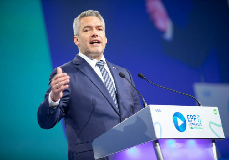 Mahnende Worte und ein Aufruf, den Blick auf wichtige Dinge in Europa nicht zu verlieren. Karl Nehammer bei seiner Rede beim EVP-Kongress in Rotterdam. Foto: Jakob Glaser