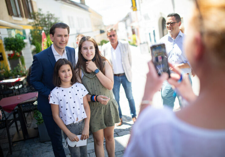 Ein Erinnerungsfoto mit dem Bundeskanzler: Sebastian Kurz auf Sommertour in Melk. Foto: ÖVP