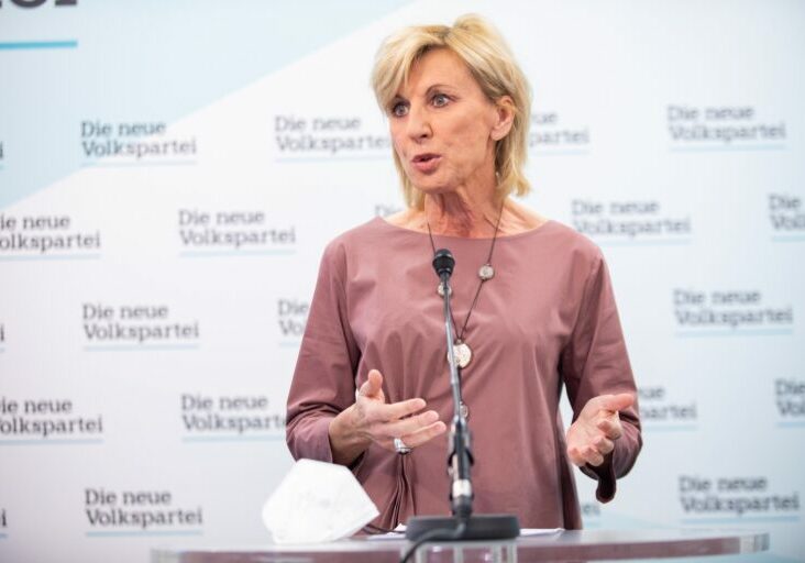 Gaby Schwarz fordert die Aufklärung der Gerüchte über eine Hausdurchsuchung in der ÖVP-Bundespartei. - Foto: Elias Pargan