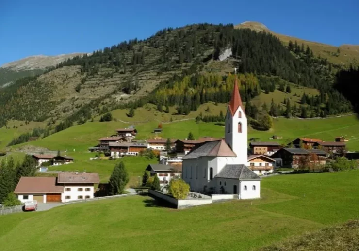 Gemeinden können sich über eine weitere Finanzspritze freuen. Von Österreichs kleinster Gemeinde Gramais im Tiroler Außenfern bis zur Bundeshauptstadt Wien, stellt der Bund ein Gemeindepaket mit 920 Millionen Euro zur Verfügung. Foto: Wikipedia / Franzfoto