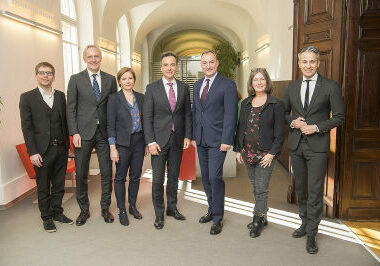 v.l.n.r.: Robert Krotzer (KPÖ), Günter Riegler (ÖVP), Judith Schwentner (Grüne), Siegfried Nagl (ÖVP), Mario Eustacchio (FPÖ), Elke Kahr (KPÖ), Kurt Hohensinner (ÖVP); Foto: Graz/Fischer