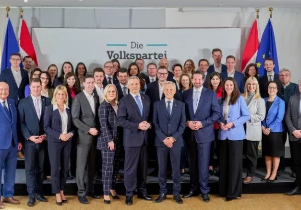 Die Kandidatinnen und Kandidaten der ÖVP für das Europäische Parlament starten nun in den Wahlkampf: Die Liste der 42 Personen wurde am Montag fixiert und von Bundesparteiobmann und Bundeskanzler Karl Nehammer präsentiert. Foto: ÖVP
