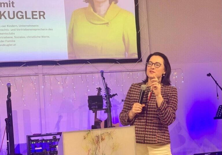 Fragen und Antworten zur Debatte um Werte und um Politik: ÖVP-Abg. Gudrun Kugler bei ihrer Dialog-Tour in Kärnten. Foto: Kugler