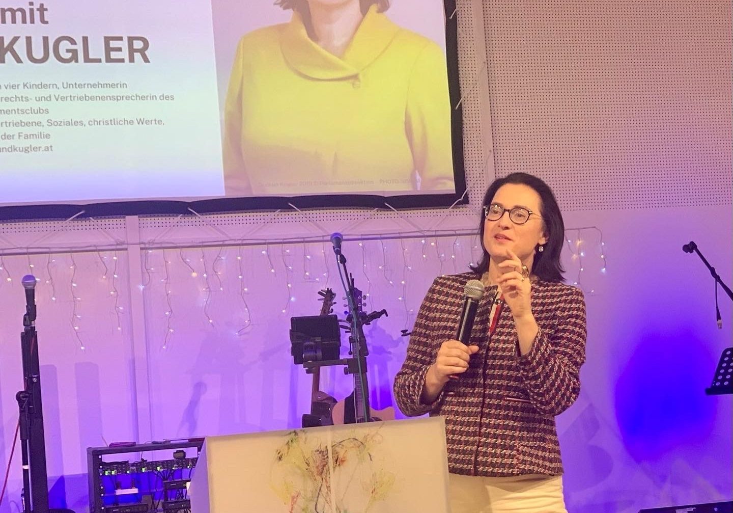 Fragen und Antworten zur Debatte um Werte und um Politik: ÖVP-Abg. Gudrun Kugler bei ihrer Dialog-Tour in Kärnten. Foto: Kugler