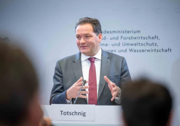 Schickte am Freitag den Entwurf für das neue Klimagesetz in Begutachtung: Klima- und Umweltminister Norbert Totschnig. Foto: BMLUK/Hemerka