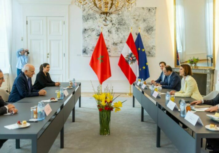 Arbeitsgespräch Österreich-Marokko: Der Berater des marokkanischen Königs Mohammed VI., Andre Azoulay (l.) traf in Wien Europaministerin Karoline Edtstadler, genau eine Woche vor der Reise von Bundeskanzler Karl Nehammer und Innenminister Gerhard Karner. Foto: Bka/Hans Hofer