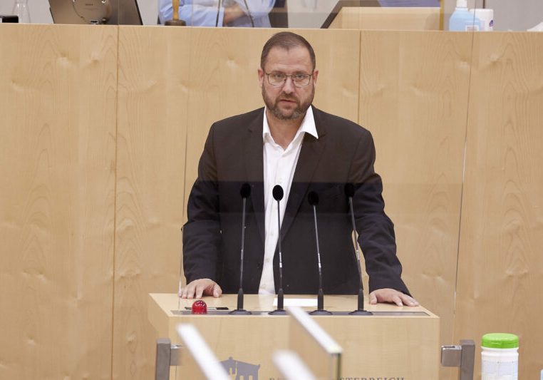 Dreifach erhöhte Strafen für Besuch eines Fußballspiels mit gefälschtem Covid-Zertifikat: FPÖ-Abgeordneter Christian Hafenecker. Foto: Parlamentsdirektion/ Thomas Topf