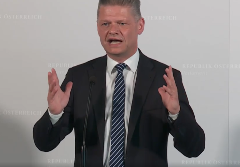 ÖVP-Fraktionsvorsitzender Andreas Hanger pocht auch am zweiten Tag der "Vorarlbergwoche" auf die Einhaltung des Untersuchungsgegenstandes. Geladen sind unter anderem Finanzminister Magnus Brunner. Foto: Zur-Sache / Screenshot