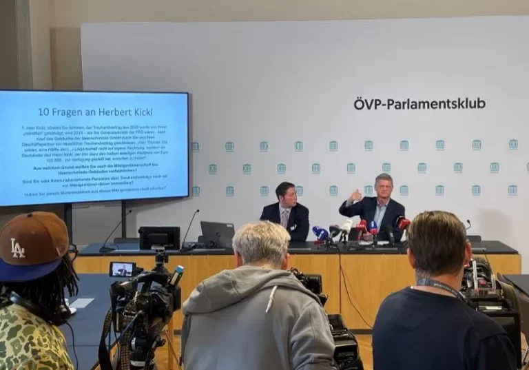 Zehn Fragen an "Gagenkaiser" Herbert Kickl im nächsten U-Ausschuss zum rot-blauen Machtmissbrauch präsentierte Andreas Hanger (r.): Es geht um Schmiergeld, Kickback und Verschleierung von Treuhandschaften. Fotos: Zur-Sache